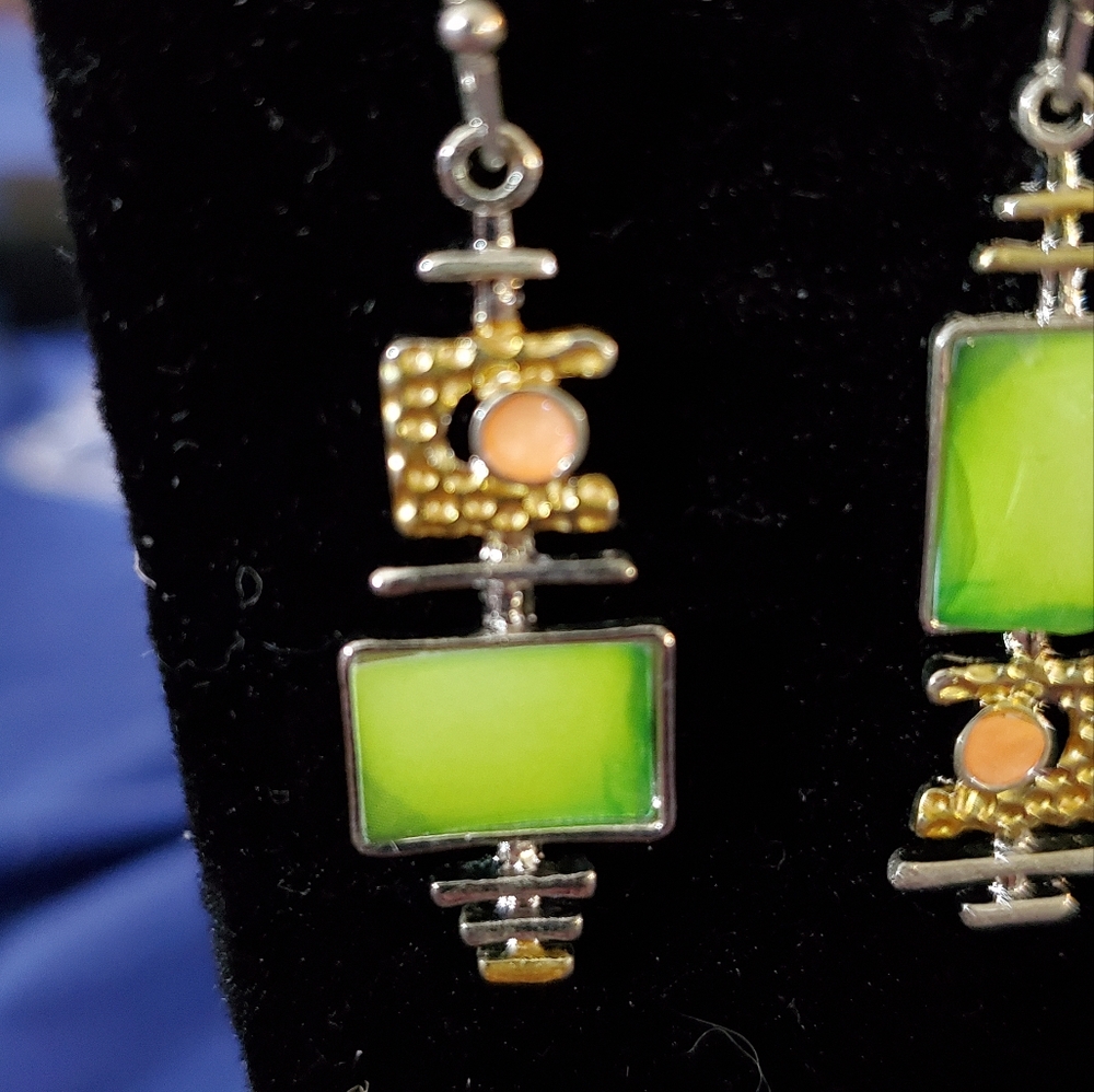 Dangling Earrings - Picture 2 of 5